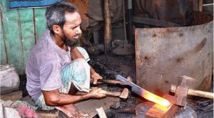 ব্যস্ত সময় পার কামারদের